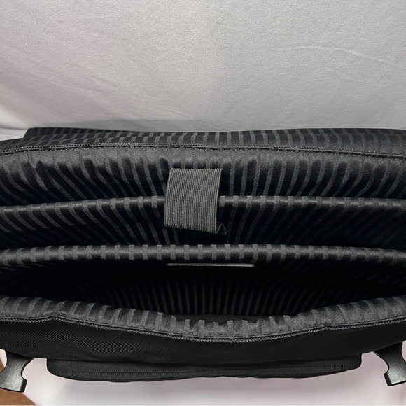 NWOT Titleist Black Professional Messenger Bag - Picture 9 of 12